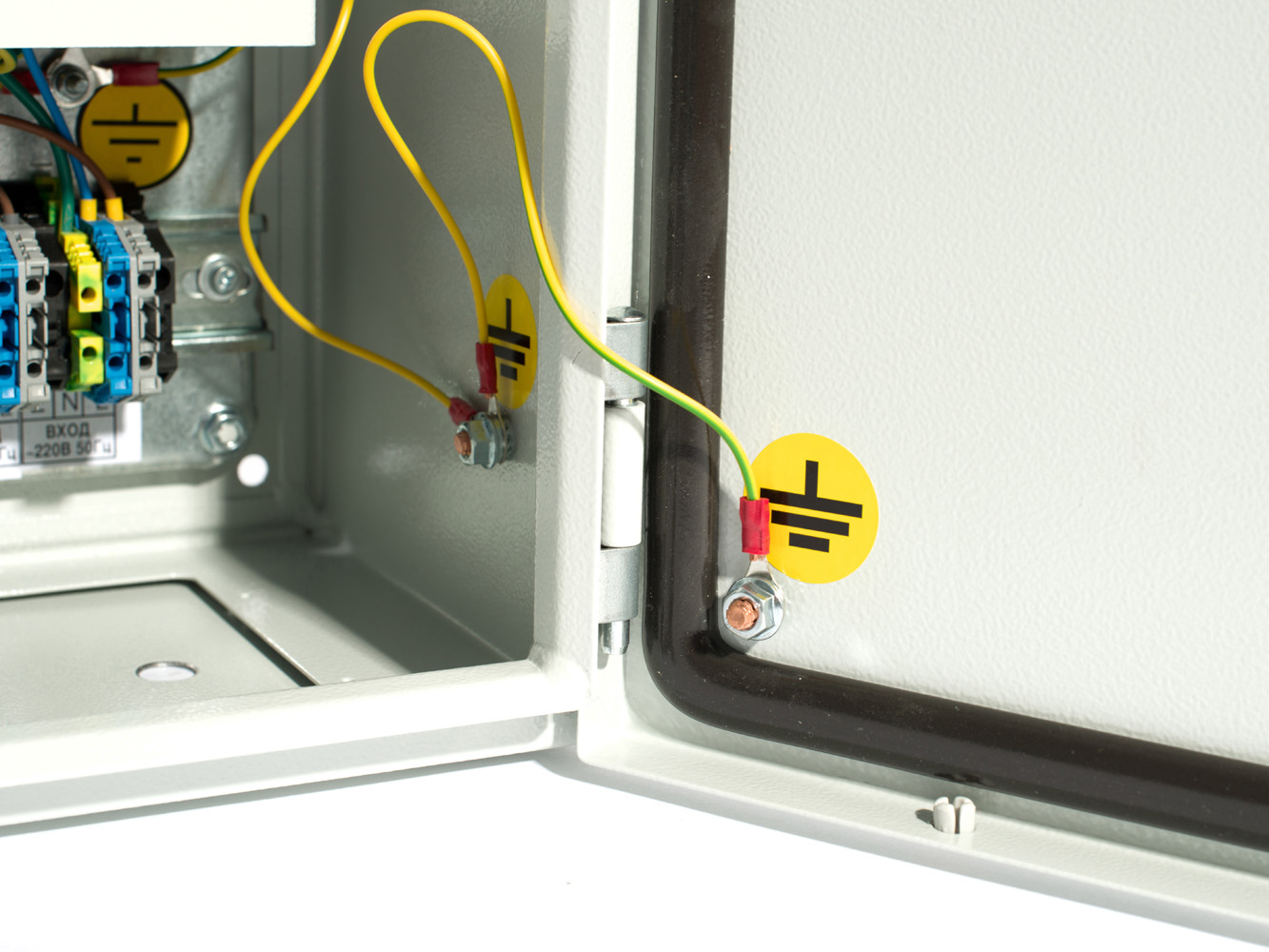 Источник бесперебойного питания 220В, 600ВА, On-Line, необходимое кол-во АКБ для работы – 2 шт., АКБ внешние, от 26 Ач. Ток заряда АКБ – 6А. Защита АКБ от глубокого разряда, IP 65