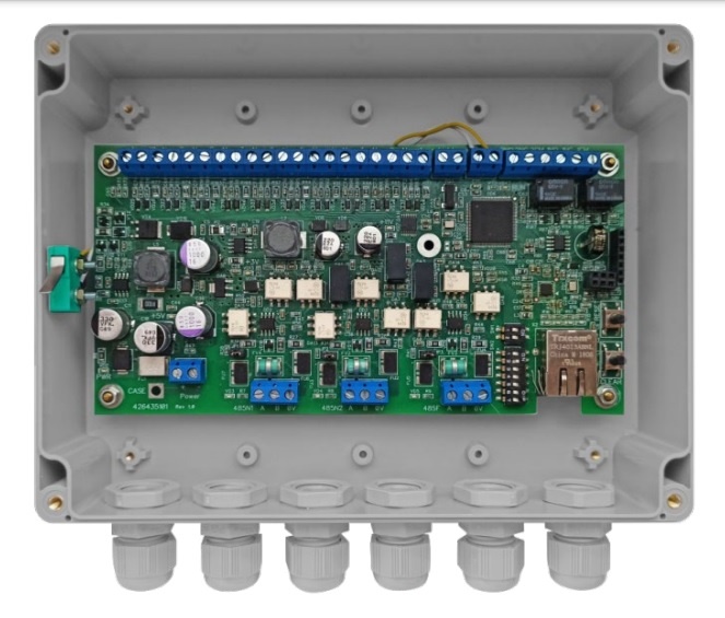 Контроллер линии светильников, контроль и управление до 126 светильников «Заря»,&nbsp;&nbsp;интерфейс линии управления - RS-485, длина до 1200 м, IP66, напряжение питания 9-18 В DC, потребляемая мощность - 4 Вт, 10 охранных шлейфов, 2 программируемых релейных выхода, отдельный вход для подключения фотореле, интерфейс связи между контроллерами - RS-485, до 16 контроллеров в системе,&nbsp;&nbsp;рабочая температура -40˚ … +55˚ С.