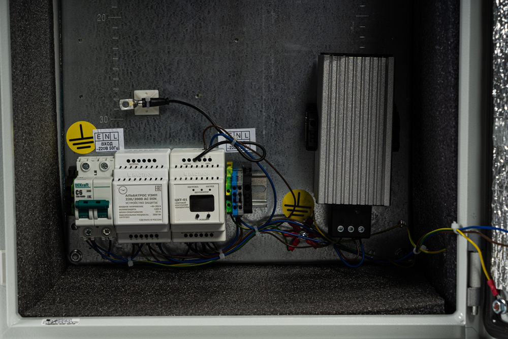 Специализированный уличный термошкаф с обогревом и вентиляцией. Металлический корпус 500х400х250мм, IP55, -65С - +50С. УХЛ 1.