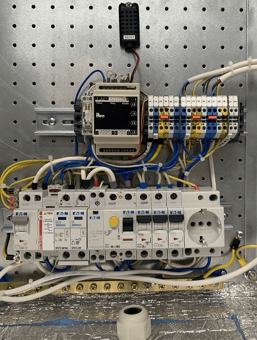 Шкаф всепогодный напольный 24U (Ш700 × Г600), комплектация Т1 с контроллером MC1 и датчиками