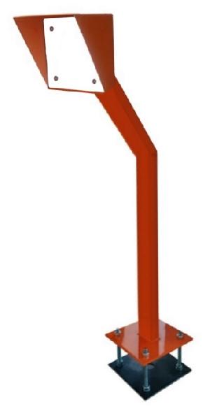 Наклонная стойка (150 град.) для установки считывателя, высота 1270 мм, труба 30х60 мм, защитный кожух 150х150мм с диэлектрической пластиной, основание 180х180 мм, электрический клеммник, закладная пластина для бетонирования + комплект оцинкованного крепежа