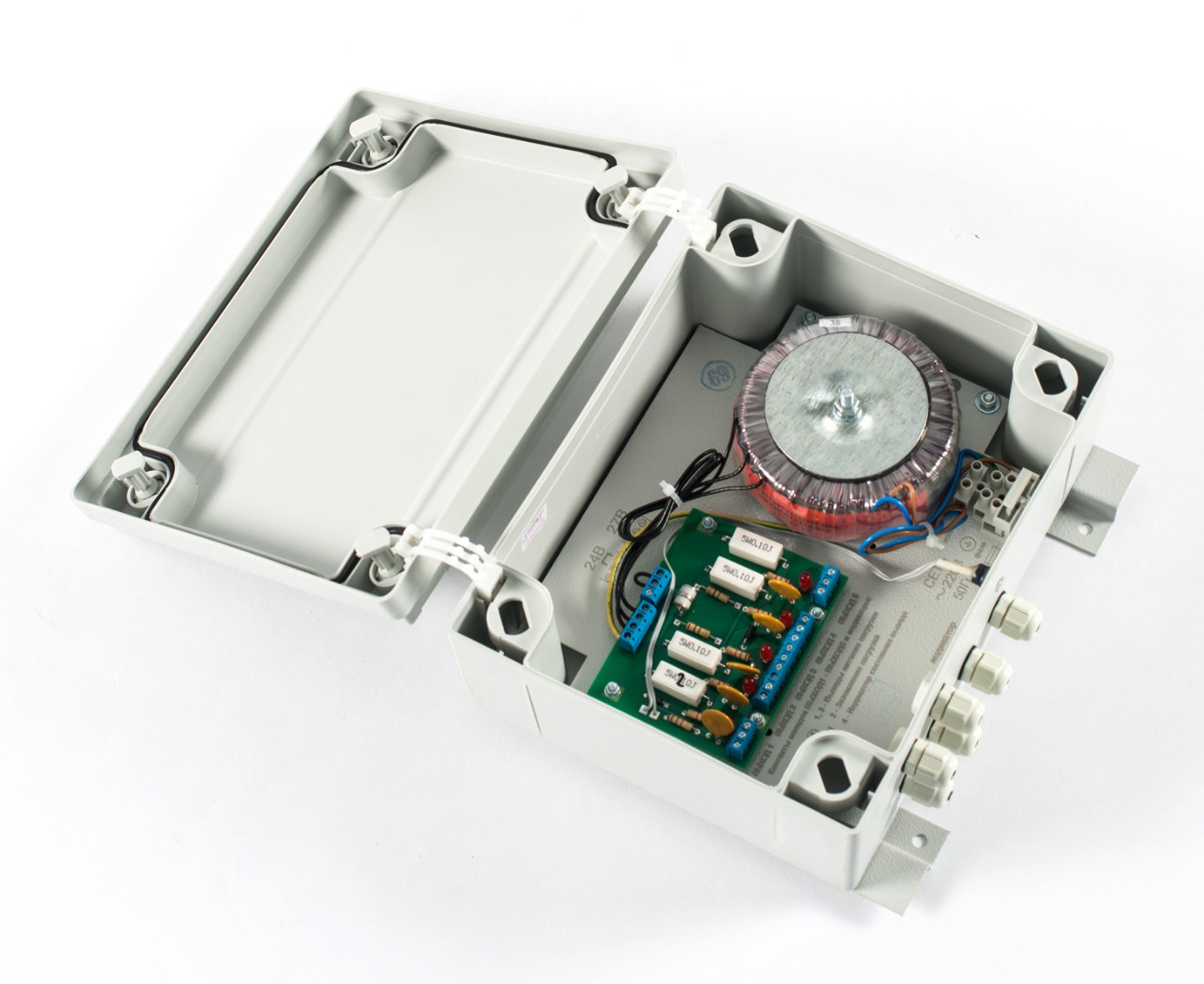 Источник питания выходное переменное напряжение 24В, 50 Гц. Максимальный ток выхода 5А. Уличное исполнение, класс защиты&nbsp;&nbsp;IP 56. Сетевой (не бесперебойный)