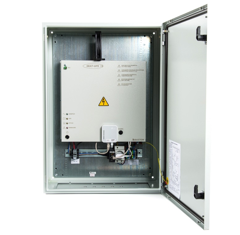 Источник бесперебойного питания 220В,  600ВА, On-Line, синусоидальная форма выходного напряжения,  необходимое кол-во АКБ для работы - 2 шт., АКБ внешние, минимальная требуемая ёмкость от 26 Ач. Ток заряда АКБ - 6А. Для размещения АКБ рекомендуется использовать отсек АО 2/100 исп.5М. Время резерва зависит только от емкости АКБ, допускается использование автомобильных АКБ. Защита АКБ от глубокого разряда.<br />
Встроенный SNMP-адаптер и Wi-Fi для удаленнго беспроводнго управления изделием и получения  информации о состоянии источника по  стандартизированному протоколу. <br />
Металлический корпус уличного исполнения IP 65,  мембранные кабельные вводы, замки, кабели для подключения АКБ в комплекте. Внутренняя индикация режимов работы.