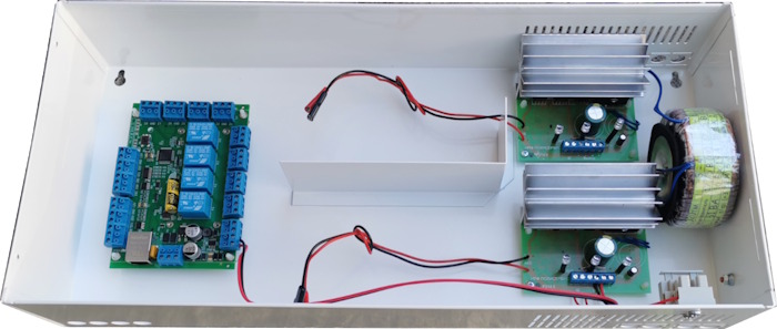 Смарт-контроллер доступа Gate-Smart-Light в корпусе с двумя ИБП&nbsp;&nbsp;(для питания замка и контроллера) и местами под аккумуляторы 7Ач.
