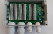 Коробка соединительная универсальная модернизированная, для систем охранной сигнализации,&nbsp;&nbsp;в пылебрызгозащищенном литом алюминиевом корпусе. Транслирует до 20 цепей кроссового кабеля. Возможность подключения до двух охранных извещателей "Импульс" или "Призма". 4 гермоввода. Встроенная грозозащита.&nbsp;&nbsp;-50 ºС до +50ºС.&nbsp;&nbsp;IP65