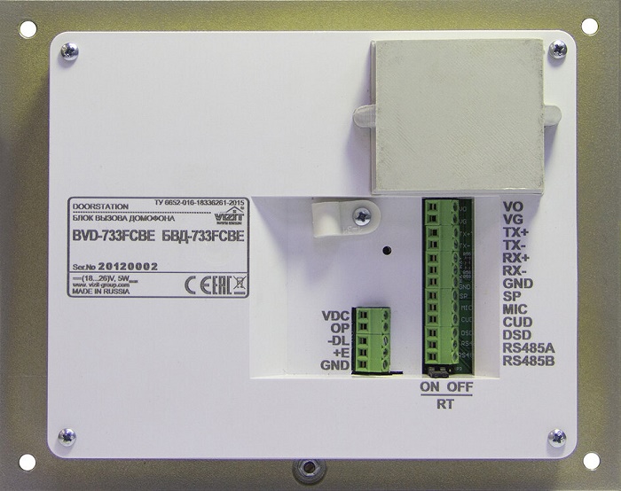 Блок вызова для совместной работы с  БУД-730. Функции: контроллера ключей VIZIT-RF3 (до 8000 шт.), голосовые сообщения. Графический OLED дисплей, дополнительные кнопки ("Консьерж", служба "112"). Встроенная IP-телекамера