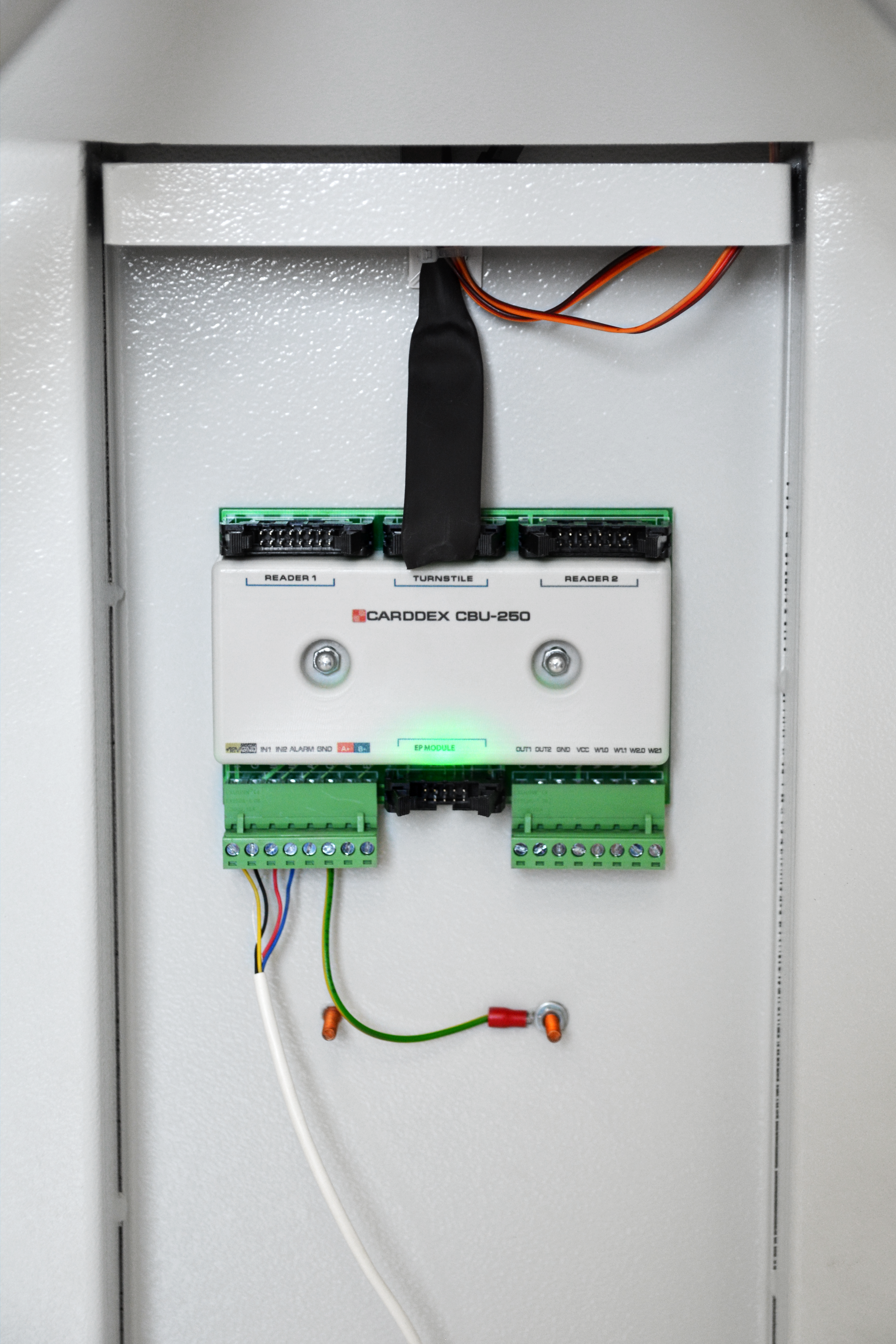 Турникет Трипод. Состав: стойка турникета с контроллером, табло индикации.