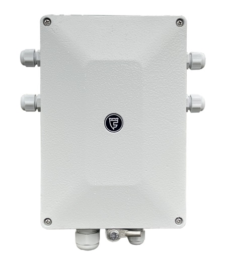 Вибрационный трибоэлектрический извещатель, Блок обработки сигнала. Два фланга до 250метров. Четыре входа для подключения чувствительных элементов. Независимая настройка каждого канала через интерфейсы USB и RS-485. Крепление на заграждение или опору.  -50°...+50 °С. Четыре исполнительных реле. Дополнительно обнаружение методом подкопа, с применением чувствительных элементов ЛИАНА-ЧЭБ