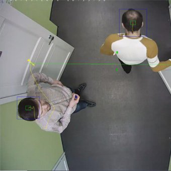 Модуль подсчета посетителей проходящих через заданную границу, включает модуль расчета конверсии торговой точки (отношение вошедших в магазин посетителей к количеству пробитых чеков, для расчета конверсии требуется модуль TRASSIR ActivePOS - в комплект не входит), работает только при ракурсе "вид сверху". 