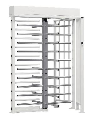 Полноростовый роторный турникет с электромеханическим приводом. Для эксплуатации внутри помещений и на открытом воздухе. Исполнение: корпус - оцинкованная сталь, светло-серый цвет; ротор, планки - нержавеющая сталь. Стойка турникета с индикаторами, подсветка зоны прохода, встроенный блок управления, комплект ограждений формирователя прохода, пульт 