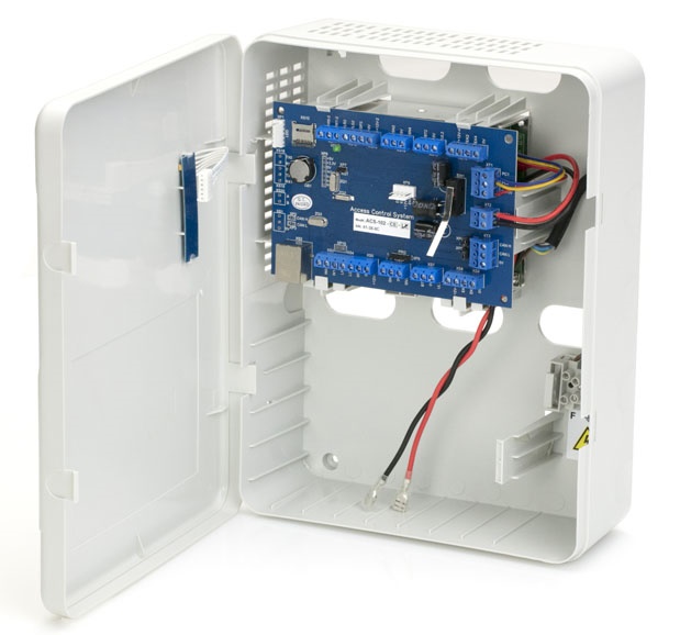 Сетевой контроллер, интерфейс связи c сервером: Ehternet 10/100 Base-T, CAN-HS, 2 интерфейса считывателей: TM, Wiegand-26/37/44/50 + 1 интерфейс считывателя картоприемника: Wiegand, интерфейс клавиатуры (PS\2, KBW), память контроллера: до 64 000 ключей\ до 60 000 событий, 8 иполнительных программируемых реле, 2 охранных шлейфа, температурный режим от 0 до +50, пластиковый корпус, встроенный блок питания 2,5А (место для установки АКБ 7Ач).