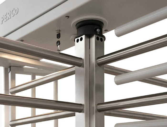 Полноростовый роторный турникет с электромеханическим приводом. Для эксплуатации внутри помещений и на открытом воздухе. Исполнение: корпус - оцинкованная сталь, светло-серый цвет; ротор, планки - оцинкованная сталь, светло-серый цвет. Стойка турникета с индикаторами, подсветка зоны прохода, встроенный блок управления, комплект ограждений формирователя прохода, пульт 