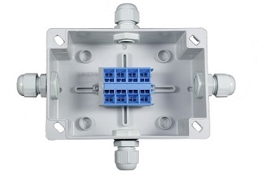 Коробка взрывозащищенная из пластика с маркировкой EXI. Крестовая. В комплекте 4 кабельных ввода, размещенные на 4-х стронах коробки.<br />
