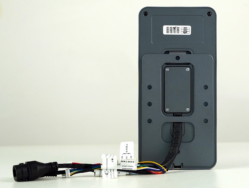 Терминал распознавания лиц уличный. Пластиковый корпус с экраном 5". Ethernet 100Base-TX, RS-232, Wiegand, релейный выход. До 10 000 лиц. Крепление на стену. IP65, от -40°С до -50°С.