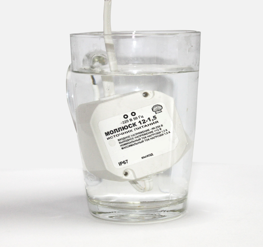 Источник питания 12В, 1,5А. сетевой диапазон 100-250В, 50х50х25 мм, защита выхода от КЗ и перегрузки, IP67