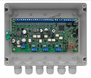 Контроллер линии светильников, контроль и управление до 126 светильников «Заря»,&nbsp;&nbsp;интерфейс линии управления - RS-485, длина до 1200 м, IP66, напряжение питания 9-18 В DC, потребляемая мощность - 4 Вт, 10 охранных шлейфов, 2 программируемых релейных выхода, отдельный вход для подключения фотореле, интерфейс связи между контроллерами - RS-485, до 16 контроллеров в системе,&nbsp;&nbsp;рабочая температура -40˚ … +55˚ С.