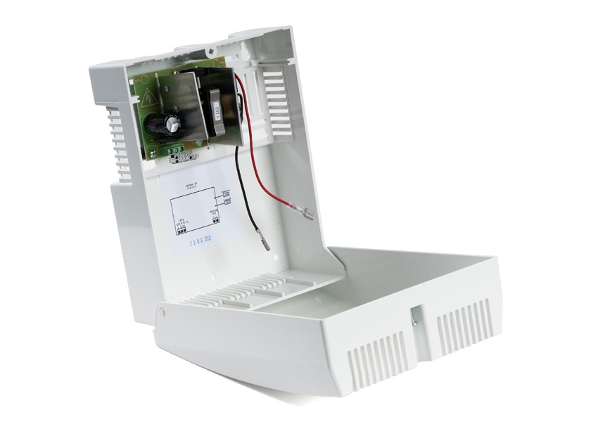 Источник питания 12В 5А пластиковый корпус под АКБ 1х7 Ач защита АКБ