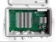 Коробка соединительная универсальная модернизированная, для систем охранной сигнализации, в пылебрызгозащищенном литом алюминиевом корпусе. Транслирует до 40 цепей кроссового кабеля. Возможность подключения до двух охранных извещателей "Импульс" или других сигнализационных устройств. 4 гермоввода. Встроенная грозозащита.&nbsp;&nbsp;-50 ºС до +50ºС. IP65