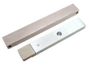 Электромагнитный замок с датчиком состояния двери (герконом), сила удержания 180-200кг, 12В/0,4А, 24В/0,2А, -20...+40 °C, IP54, корпус 231x30x19,5 мм, якорь 197х32,5х14,5 мм. Цвет: серый