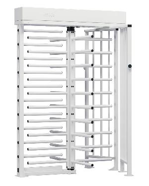 Полноростовый роторный турникет с электромеханическим приводом. Для эксплуатации внутри помещений и на открытом воздухе. Исполнение: корпус - оцинкованная сталь, светло-серый цвет; ротор, планки - оцинкованная сталь, светло-серый цвет. Стойка турникета с индикаторами, подсветка зоны прохода, встроенный блок управления, комплект ограждений формирователя прохода, пульт 