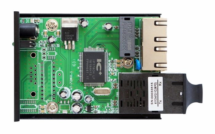 Преобразователь Ethernet 10/100 Мбит/с в оптику.  Многомодовое волокно до 2 км. Для обмена данными используются два волокна.  Питание 5 В, до 0,8 А. От минус 30 до +55°С