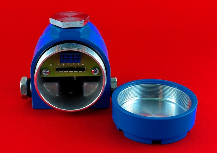 Ультрафиолетовый извещатель пламени, индустриальная модификация в герметичном алюминиевом корпусе для тяжелых условий эксплуатации или&nbsp;&nbsp;наружной установки. IP68. Дальность обнаружения очага загорания ТП-5, ТП-6 50 м.&nbsp;&nbsp;12-30 В. Ток 200-250 мкА. Инерционность срабатывания 3 с.&nbsp;&nbsp;Угол обзора до 90 о. от - 55°C до + 55°C. Четырёхпроводная схема подключения к пожарной сигнализации. НЗ контакт реле.