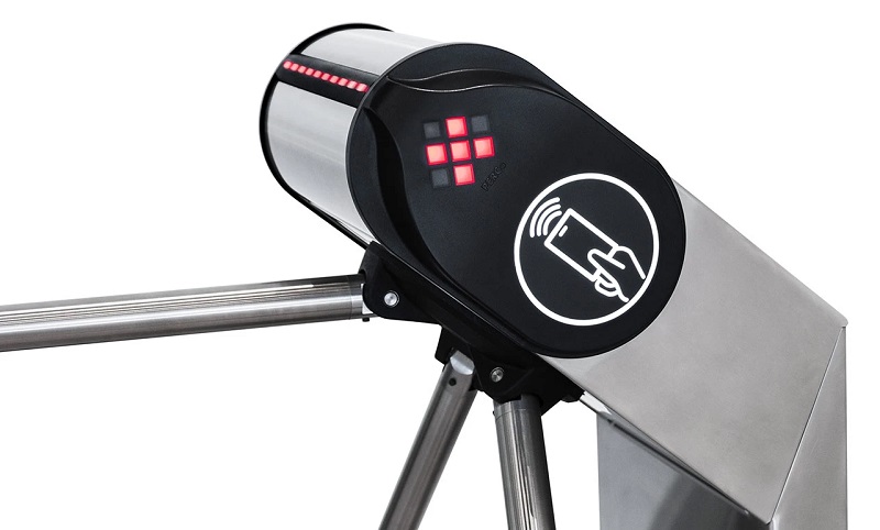 Электронная проходная с автоматическими преграждающими планками Антипаника для карт формата EMM/HID, карт MIFARE стандарта ISO 14443 с опцией защиты от копирования, смартфонов и банковских карт с NFC,&nbsp;&nbsp;Стойка турникета cо встроенными контроллером турникета и двумя считывателями; пульт управления с кабелем; преграждающие планки.