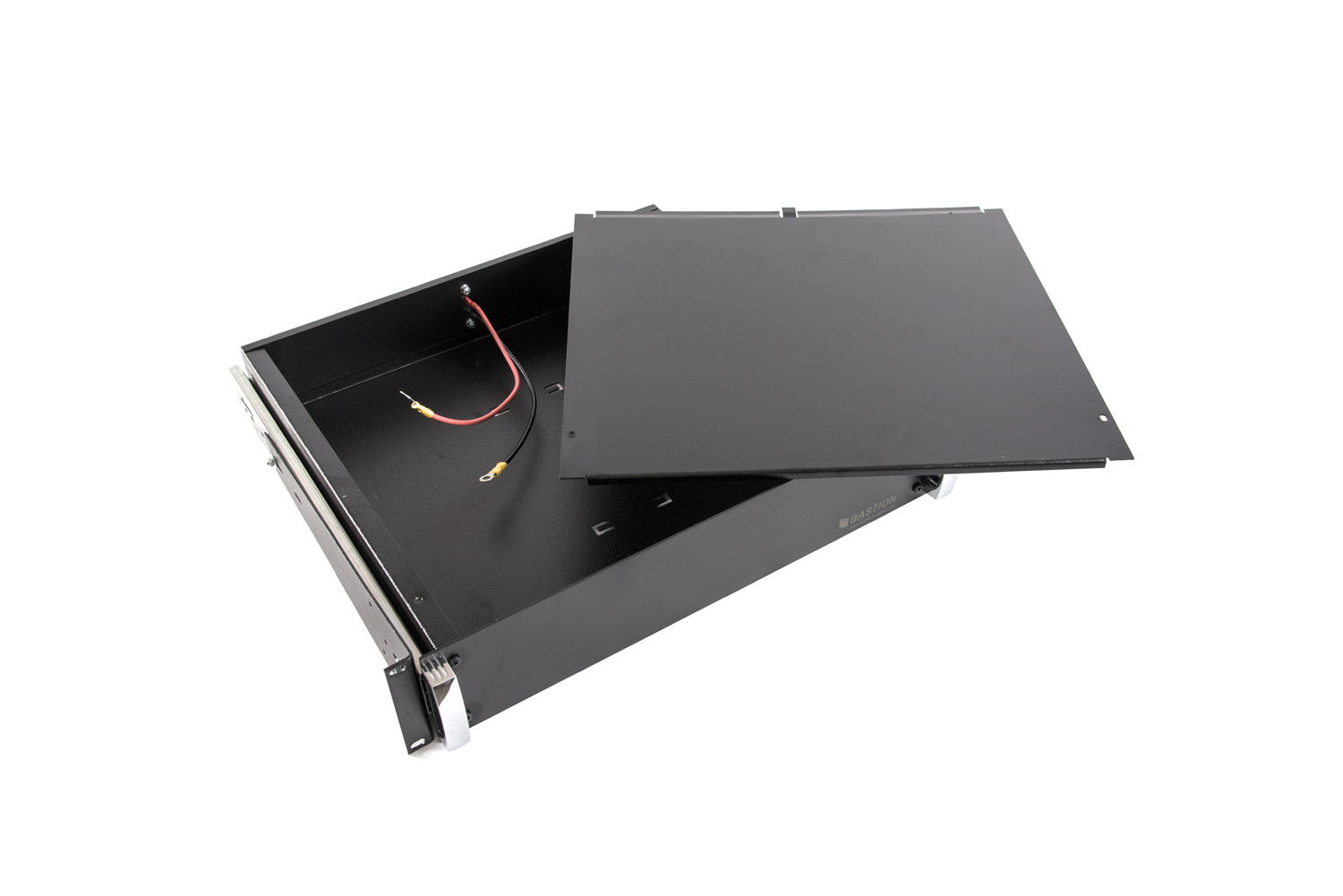 Аккумуляторный отсек под 4 АКБ 17 Ач, для установки в 19" шкаф, высота 2U. Выдвижные телескопические&nbsp;&nbsp;кронштейны, фронтальные ручки.