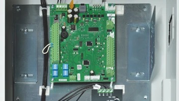 Тумба скоростного шлагбаума со встроенным блоком управления, системой обогрева. Монтажная пластина.