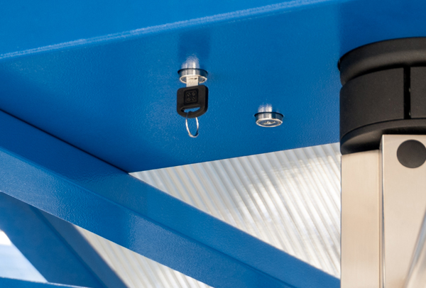 Полноростовый роторный турникет с механическим приводом. Для эксплуатации внутри помещений и на открытом воздухе. Исполнение: корпус – оцинкованная сталь, синий цвет; ротор, планки – нержавеющая сталь. Стойка турникета с индикаторами, подсветка зоны прохода, встроенный блок управления, комплект ограждений формирователя прохода, пульт.