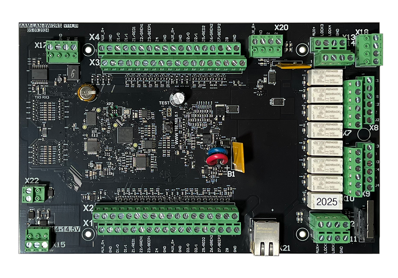 Универсальный контроллер СКД и ОС. Возможность непосредственного подключения до 8 считывателей по Wiegand/OSDP*. 32 вх/вых управления периферийными устройствами. LAN, RS-485, OSDP.