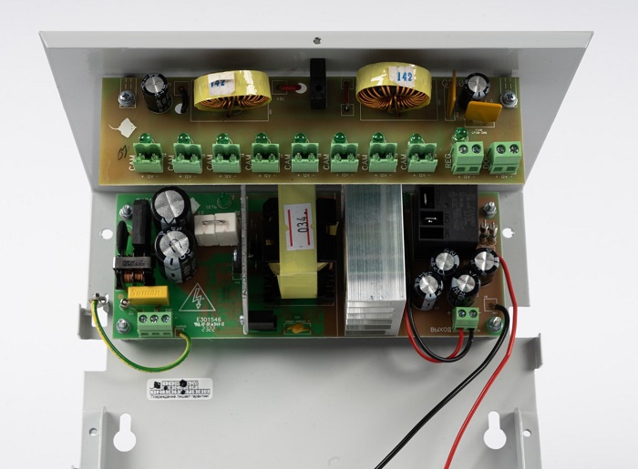 Многоканальный источник бесперебойного питания для CCTV, 12В, 10 А, 8 выходов 12В по 0,5-1 А,  Дополнительный выход (клеммы) для питания в/регистраторов и другой аппаратуры до 4 А,  защита от КЗ и перегрузки по каждому каналу.