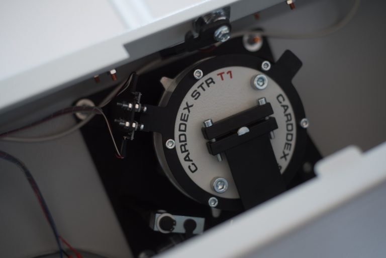 Тумбовый турникет трипод. Состав: стойка турникета с контроллером, табло индикации.