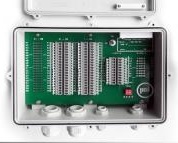 Коробка соединительная универсальная модернизированная, для систем охранной сигнализации, в пылебрызгозащищенном литом алюминиевом корпусе. Транслирует до 40 цепей кроссового кабеля. Возможность подключения до двух охранных извещателей "Призма" или других сигнализационных устройств. 4 гермоввода . Встроенная грозозащита.&nbsp;&nbsp;-50 ºС до +50ºС. IP65