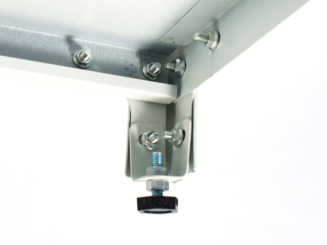 Металлический стеллаж для размещения АКБ и электрооборудования. Цвет светло-серый. Количество полок - 2 шт.. Высота – 500 мм. Ширина - 700 мм. Глубина - 400 мм. Допустимая распределенная нагрузка на каждую полку до 100 кг.