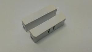 Магнитоконтактный извещатель на металлические поверхности&nbsp;&nbsp;миниатюрный с крышкой и встроенной колодкой, при поднесении магнита ближе 10 мм- РАЗОМКНУТ. Основной цвет корпуса белый. По согласованию с заказчиком возможна поставка серо-металлического и черного цвета. НСТК.425119.015 