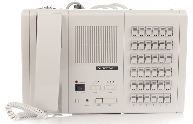 Пульт диспетчерской связи на 36 абонентов, громкая связь, автоматический полудуплекс, телефонный режим, конференция на 3 абонента. Для абонентских устройств серии GC-5000, телефонных аппаратов ЦБ, дальность линии связи до 1275 м. 220В, 360х232х105 мм