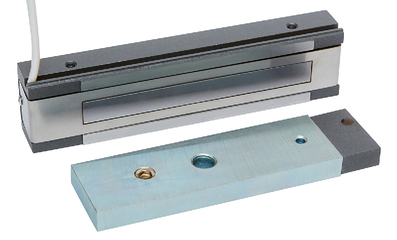 Электромагнитный замок. Усилие 200 кг. Цвет: серый, Поставляется с планкой, 11.5-14.5 В. 155х38х24 мм. -50°С … +50°С для установки внутри помещений, IP40, датчик положения двери, датчик состояния замка, световая индикация. Масса 1230 г.